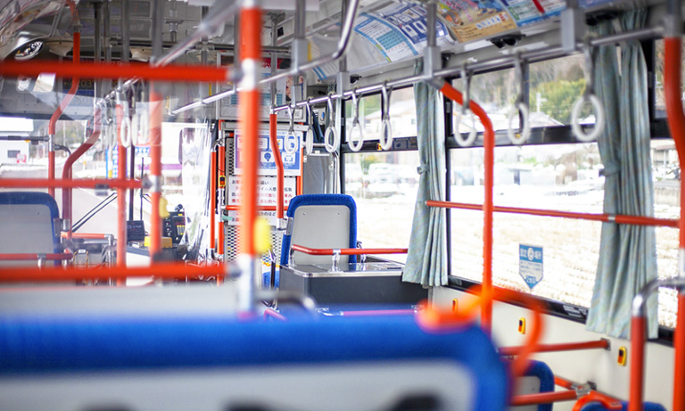 バス車内